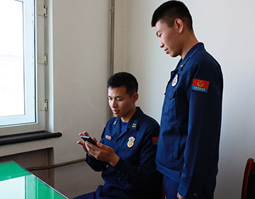 3随机检查手机.JPG